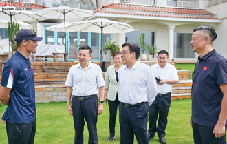 冯飞在万宁调研经济社会发展情况