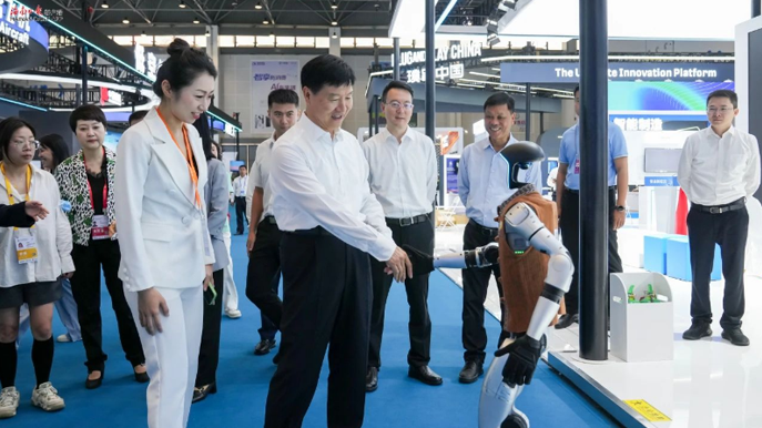 刘小明到第五届中国国际消费品博览会巡馆